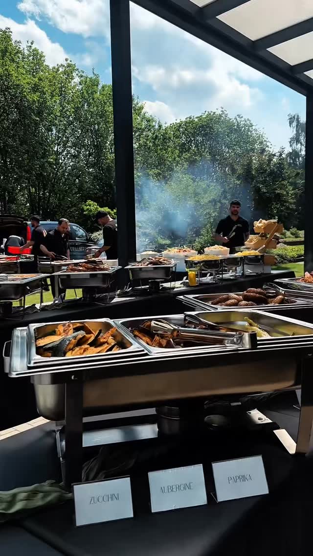 Frisch vom Grill, mit Liebe serviert. Ob Geburtstag, Firmenfeier oder Sommerfest, wir bringen echtes Grillfeeling direkt zu…
